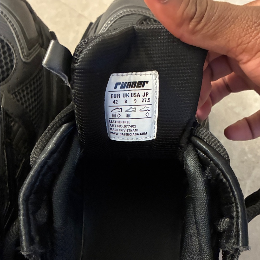 Balenciaga Runners Black Athletic Shoes - Picture 4 of 7